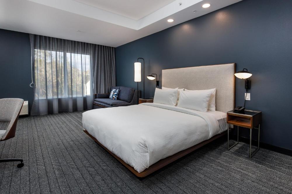 King Guest Room with Sofa Bed interior